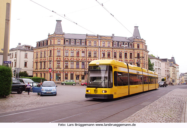 Die Straßenbahn in Dresden nahe der Haltestelle Gottfried-Keller-Straße