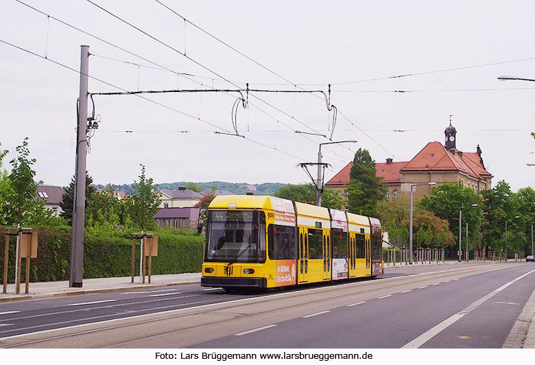 Die Straßenbahn in Dresden an der Haltestelle Bergmannstraße