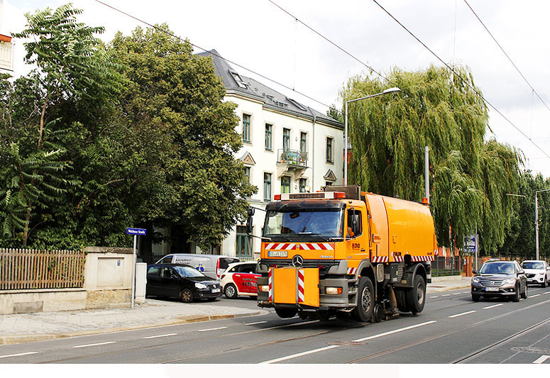 Zweiwege Arbeitswagen der Straßenbahn in Dresden