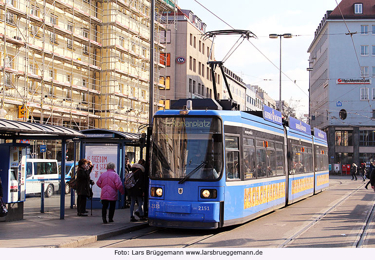 Die Straßenbahn in München an der Haltestelle Hauptbahnhof