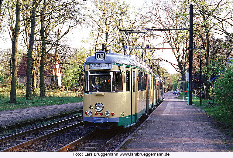 Die Schöneiche Rüdersdorfer Straßenbahn an der Haltestelle Rahnsdorfer Straße