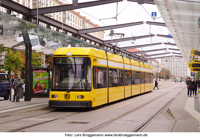 Die Straßenbahn in Dresden an der Haltestelle Postplatz