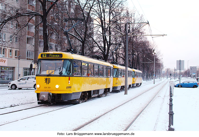 Tatra Straßenbahn in Dresden an der Haltestelle Walpurgisstraße