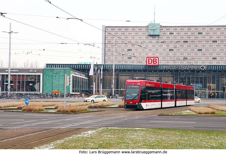 Die Straßenbahn in Braunschweig vor dem Hbf - eine Solaris Straßenbahn vom Typ Tramino