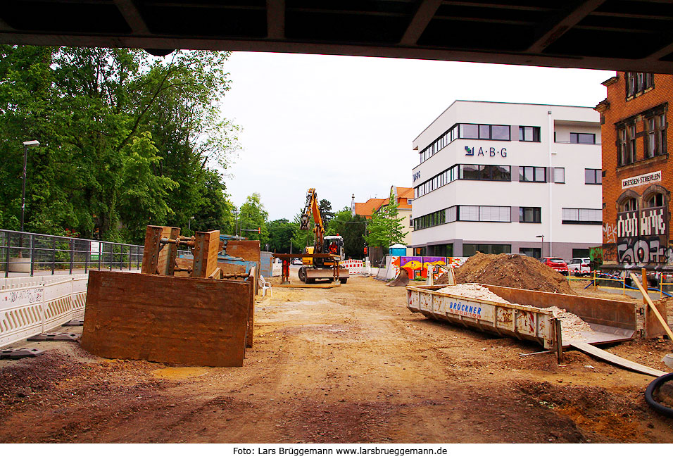 Die Bauarbeiten zum Straßenbahn-Ausbau an der Haltestelle Bahnhof Strehlen in Dresden