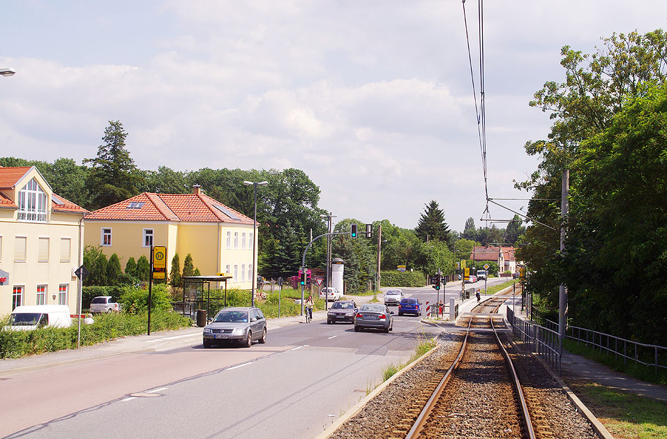 Die Haltestelle Brunnenweg der Straßenbahn in Dresden an der Linie 8