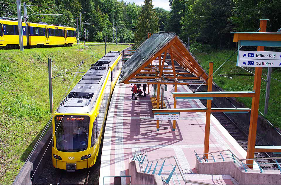 Die Straßenbahn (U-Bahn) in Stuttgart an der Haltestelle Ruhbank