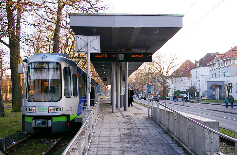 Die Straßenbahn in Hannover an der Haltestelle Zoo
