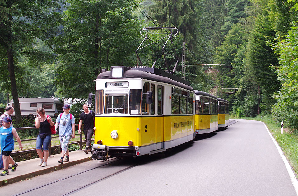 Die Kirnitzschtalbahn an der Haltestelle Ostrauer Mühle / Zeltplatz