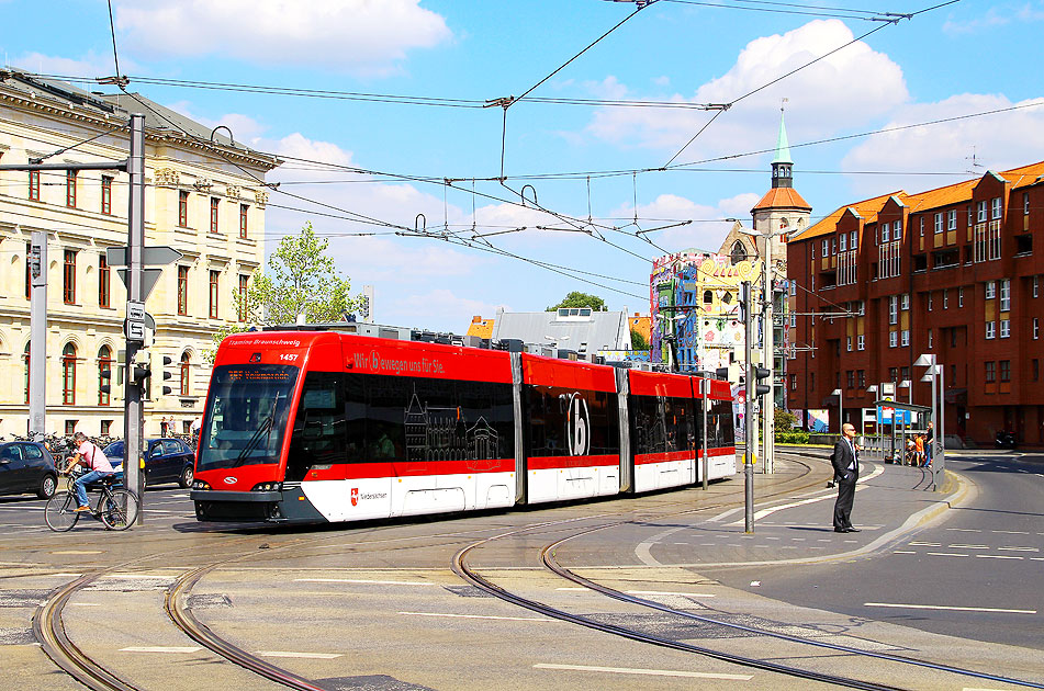 Die Straßenbahn in Braunschweig an der Haltestelle Schloss