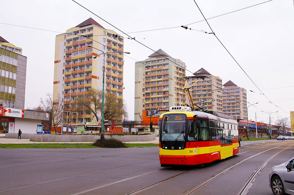 Die Straßenbahn in Most / Brüx an der Haltestelle Most 1. Namesti