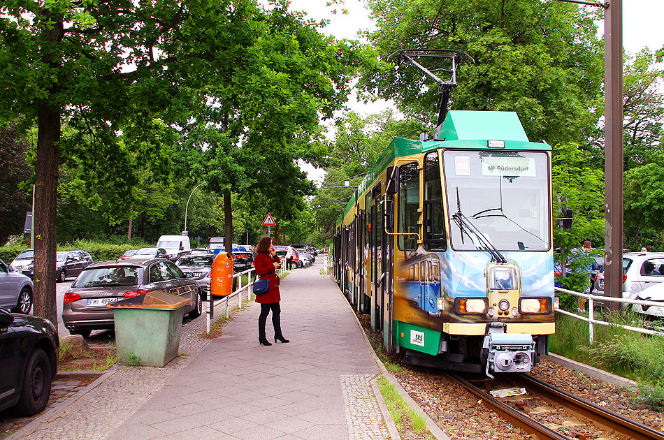 Die Schönneiche-Rüdersdorfer Straßenbahn an der Haltestelle S-Bahn Friedrichshagen