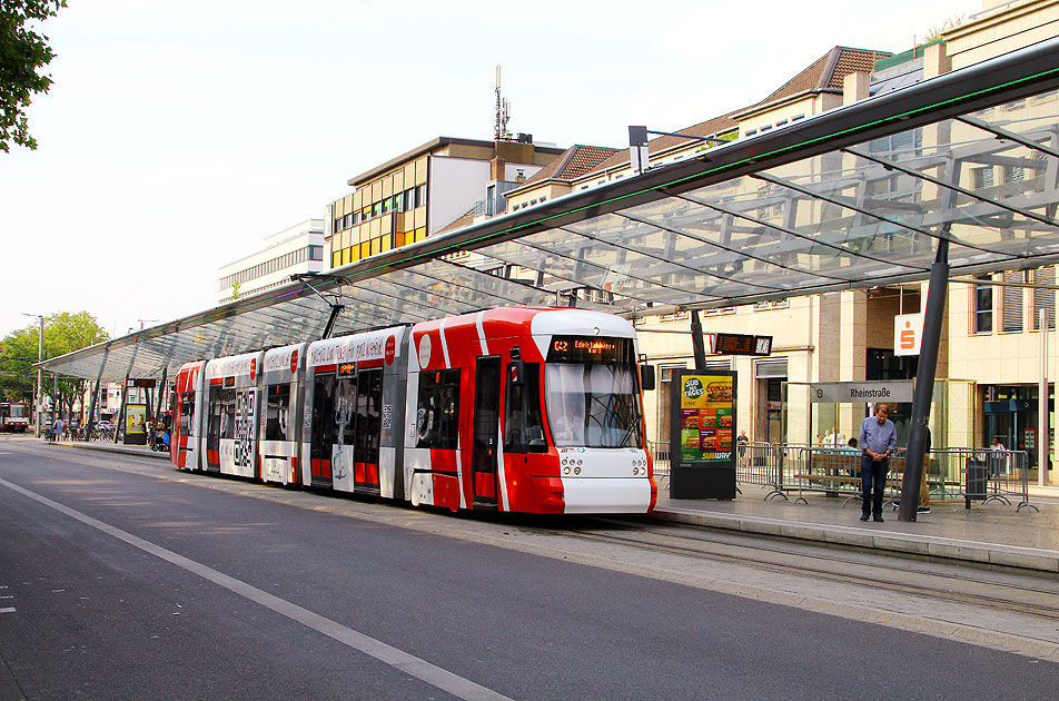 Die Straßenbahn in Krefeld an der Haltestelle Rheinstraße - ein Flexity von Bombardier