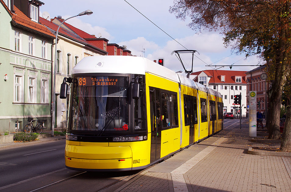 Der Niederflurwagen der Strausberger Eisenbahn an der Haltestelle Lustgarten