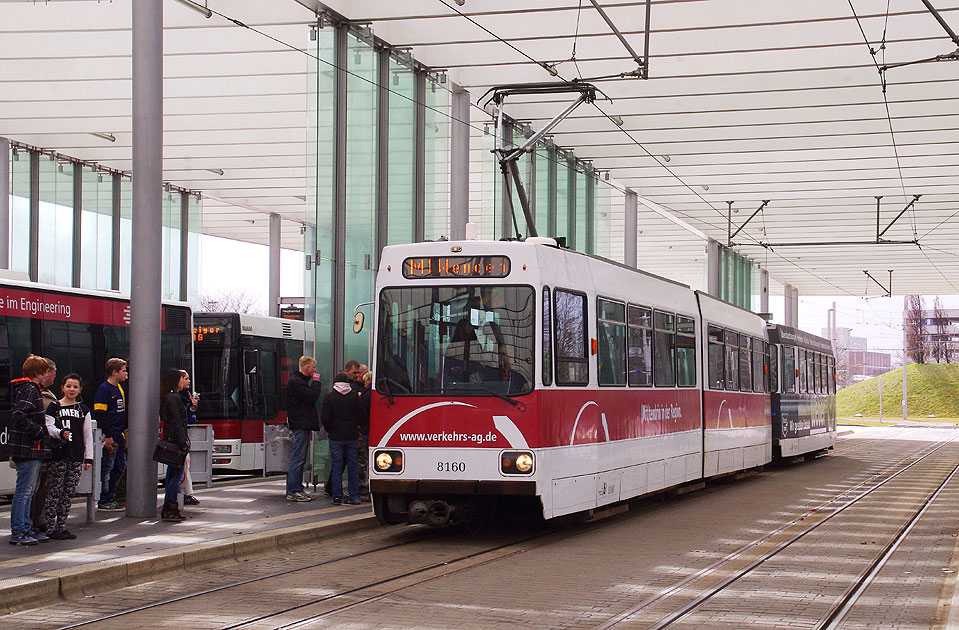 Die Straßenbahn in Braunschweig - GT6 von LHB - Haltestelle Hauptbahnhof