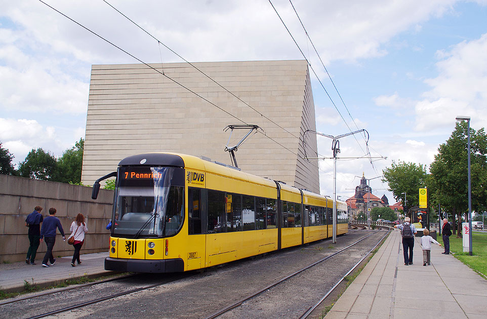 Die Straßenbahn in Dresden an der Haltestelle Synagoge