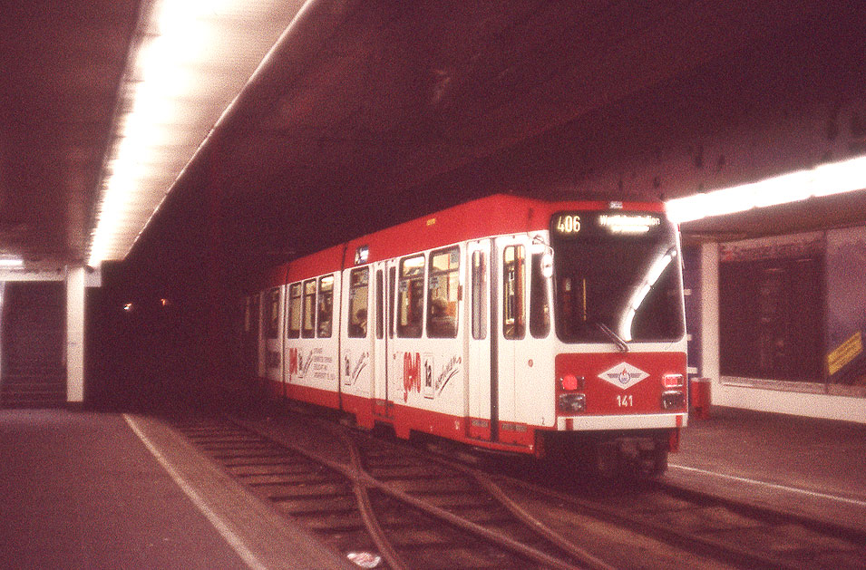 Die Stra&szlig;enbahn in Dortmund an der Haltestelle Westfalenhalle