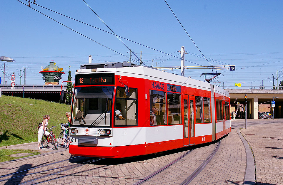 Mit Elektromobilät durch Halle: Die Straßenbahn in Halle an der Saale am Hauptbahnhof