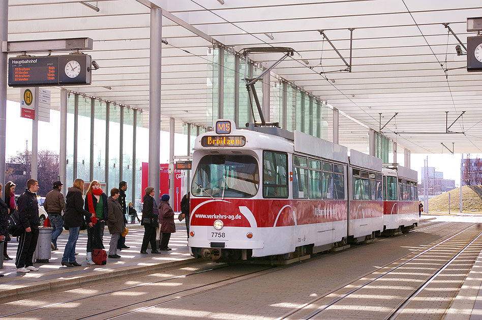 Die Straßenbahn in Braunschweig an der Haltestelle Hauptbahnhof