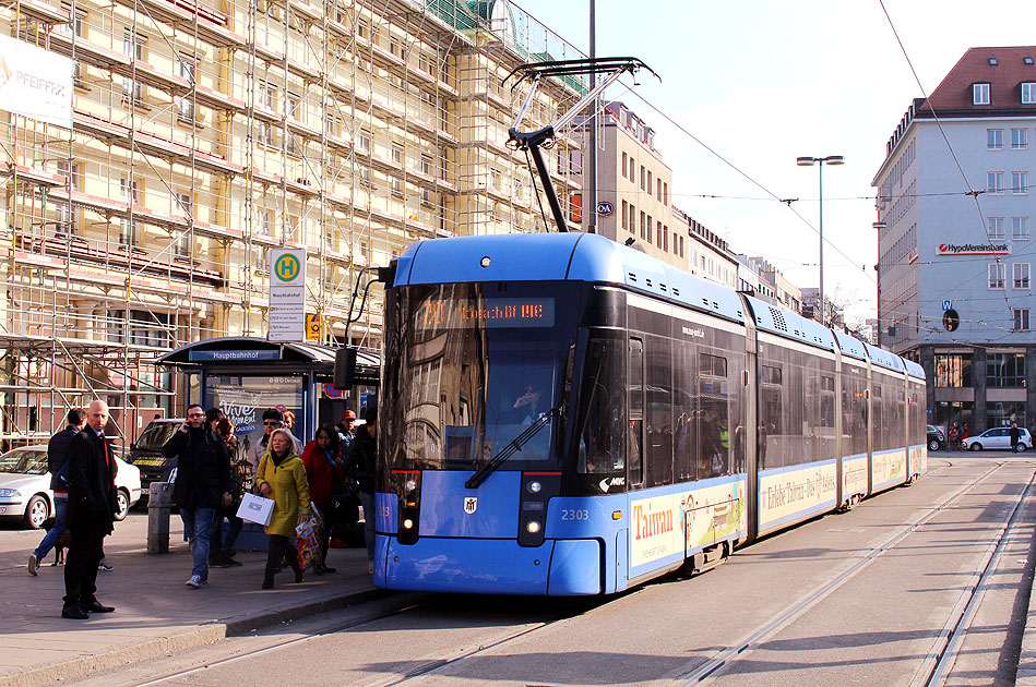 Die Straßenbahn in München an der Haltestelle Hauptbahnhof