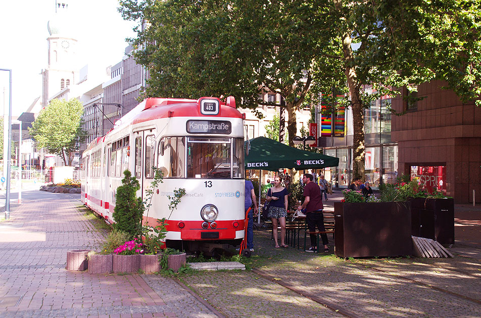 Die Stra&szlig;enbahn in Dortmund an der Haltestelle Reinoldikirche