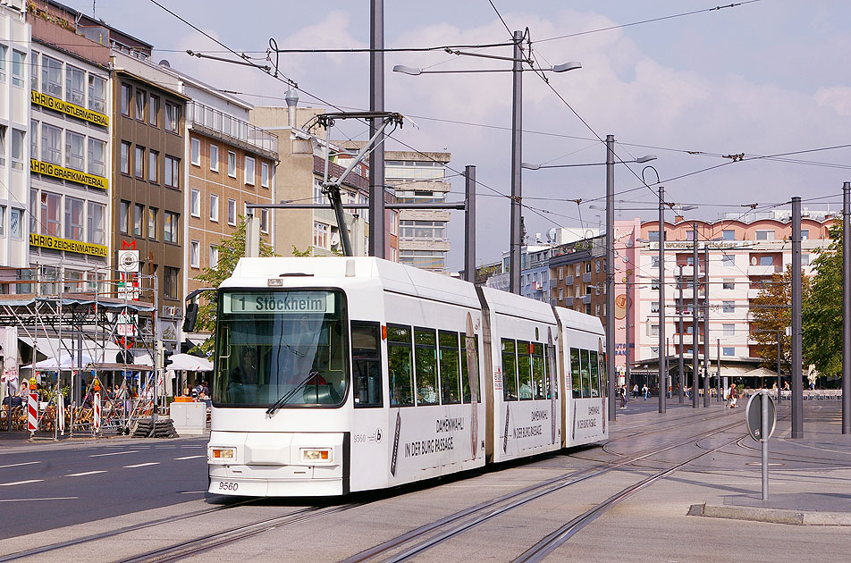 Die Straßenbahn in Braunschweig an der Haltestelle Schloss