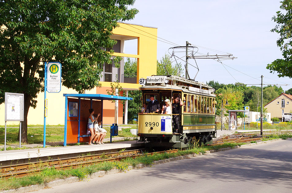 Die Straßenbahn in Woltersdorf an der Haltestelle Berliner Platz