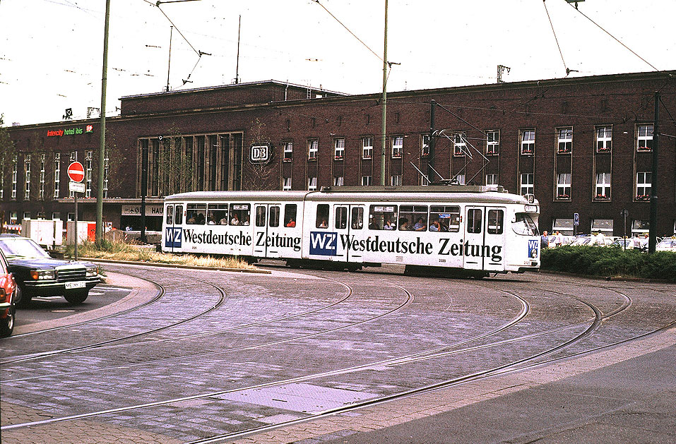 Die Straßenbahn in Düsseldorf vor dem Hauptbahnhof