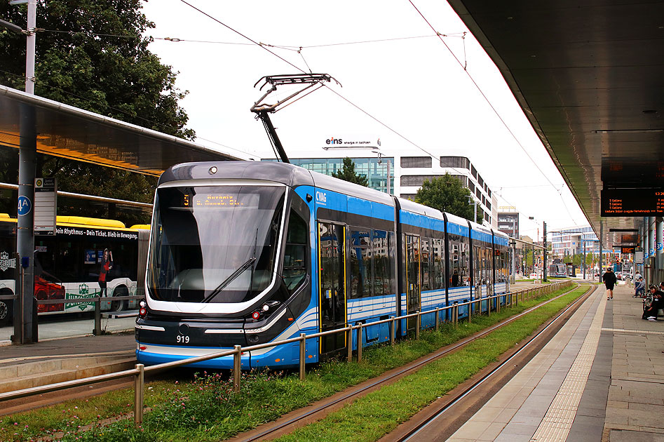 Eine Skoda Forcity Straßenbahn der CVAG in Chemnitz