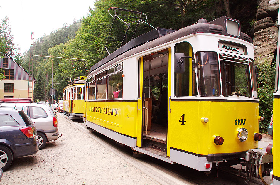 Der Wagen 4 von der Kirnitzschtalbahn an der Haltestelle Beuthenfall