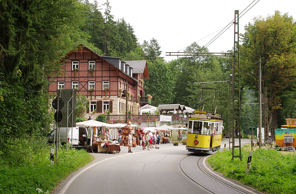Das Forsthaus im Kirnitzschtal mit dem Traditionswagen 5 der Kirnitzschtalbahn