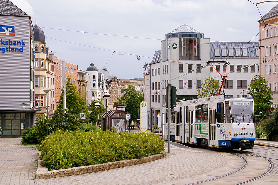 Nahverkehr Fotos auf www.larsbrueggemann.de: Die Straßenbahn in Plauen an der Haltestelle Albertplatz