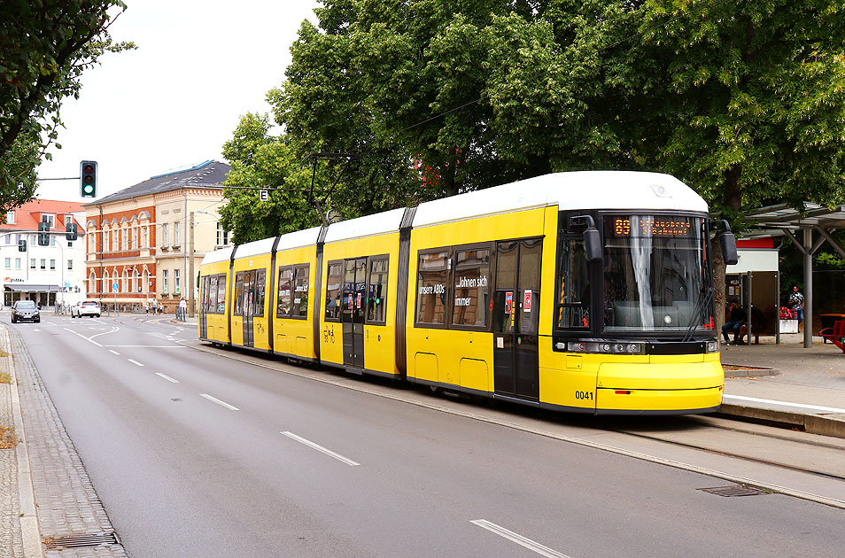 Der Niederflurwagen der Strausberger Eisenbahn an der Haltestelle Lustgarten