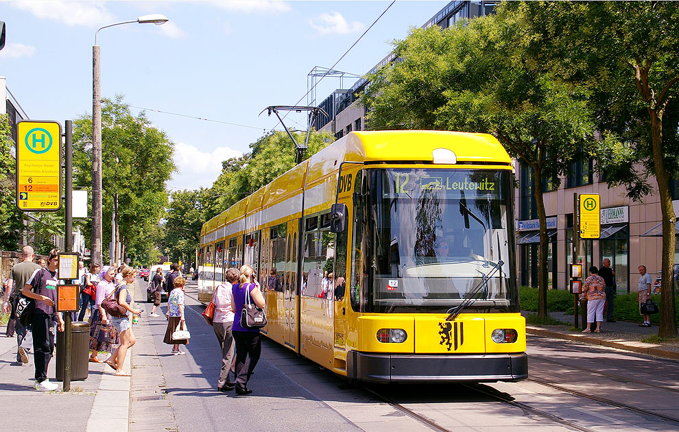 Die Straßenbahn in Dresden an der Haltestelle Augsburger Straße
