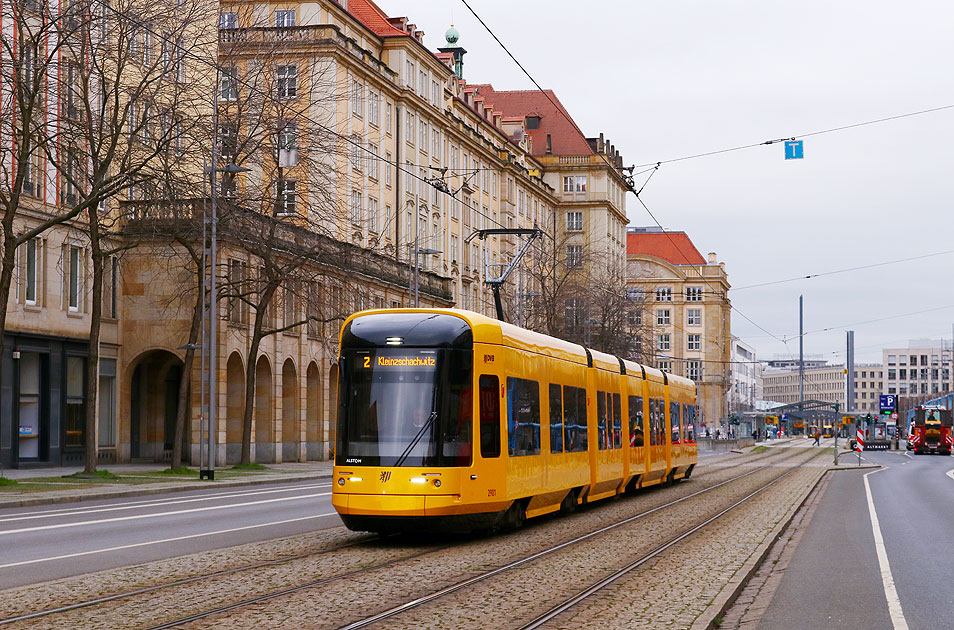 Ein NGTDXDD der Straßenbahn in Dresden an der Haltestelle Pirnaischer Platz