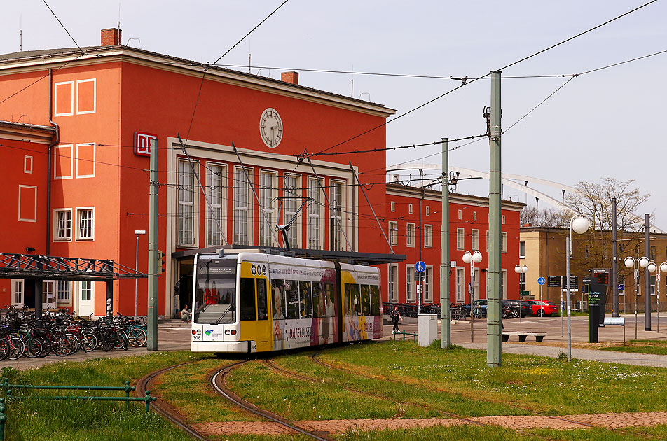 Die Straßenbahn in Dessau vor dem Hauptbahnhof