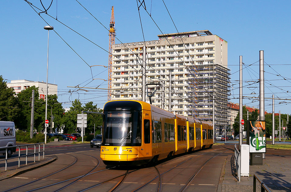 Eine Straßenbahn in Dresden an der Haltestelle Pirnaischer Platz