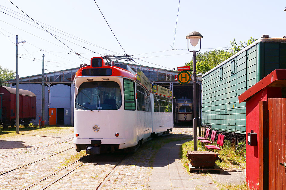 Der Braunschweiger Museumswagen 7553 an der Haltestelle Museumsbahnhof von der Museumsstraßenbahn Schönberger Strand