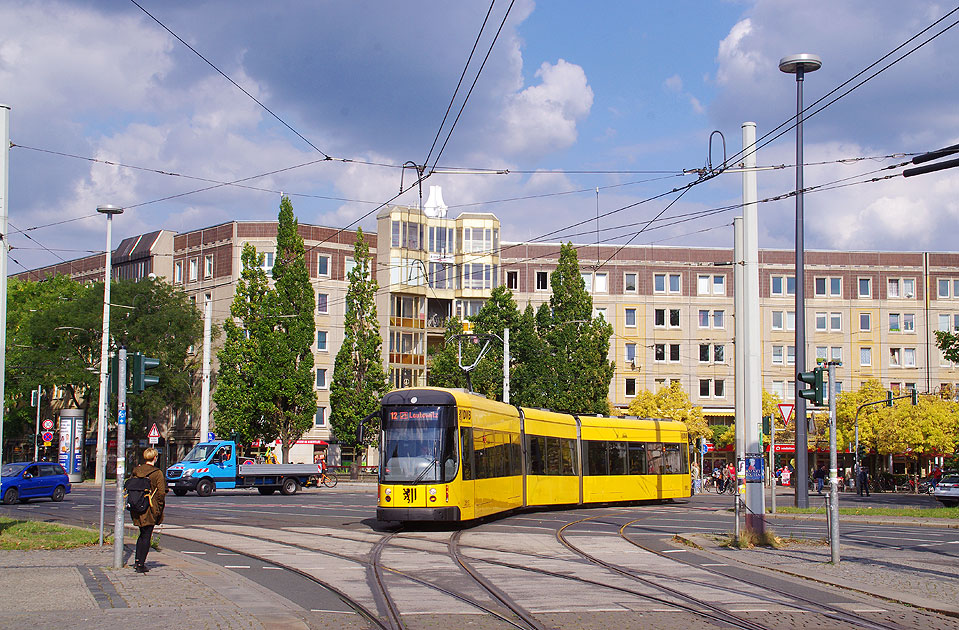 Die Straßenbahn in Dresden an der Haltestelle Albertplatz