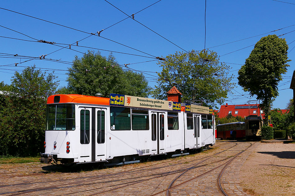 Der Braunschweiger Museumswagen 7553 an der Haltestelle Museumsbahnhof von der Museumsstraßenbahn Schönberger Strand