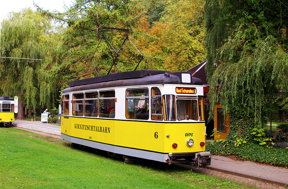 Der Wagen 6 der Kirnitzschtalbahn in Bad Schandau an der Haltestelle Kurpark