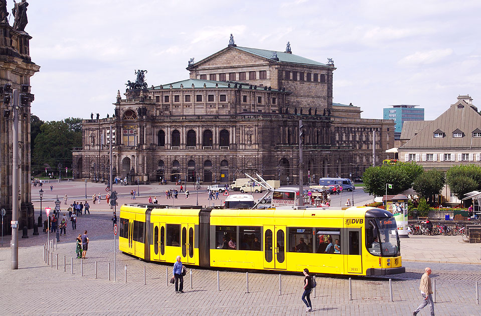 Die Straßenbahn in Dresden zwischen Theaterplatz und Augustusbrücke vor der Semperoper
