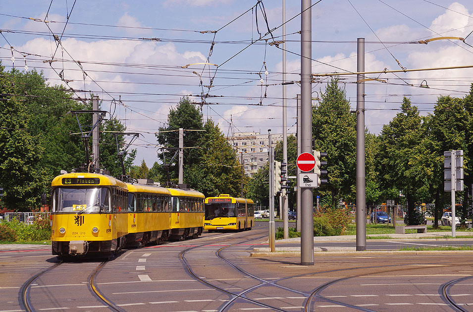 Tatra Straßenbahn in Dresden an der Haltestelle Pirnaischer Platz