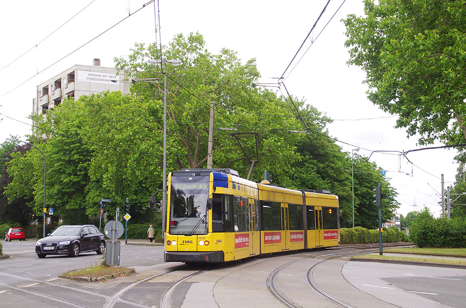 Die Straßenbahn in Essen an der Haltestelle Am Freistein