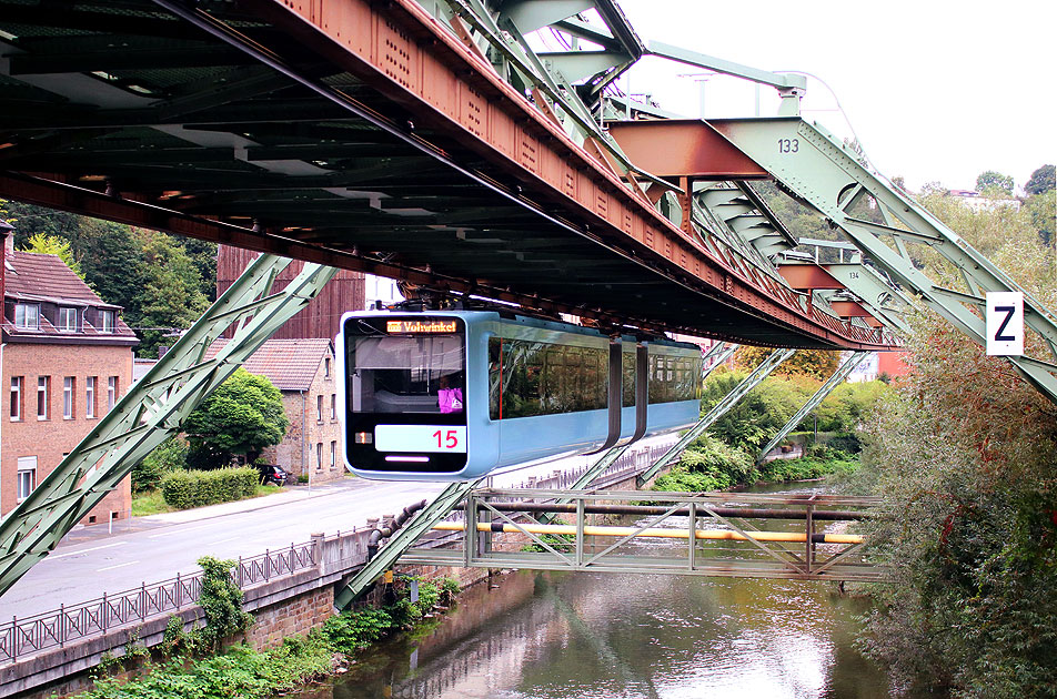 Die Wuppertaler Schwebebahn an der Haltestelle Varresbecker Stra&szlig;e