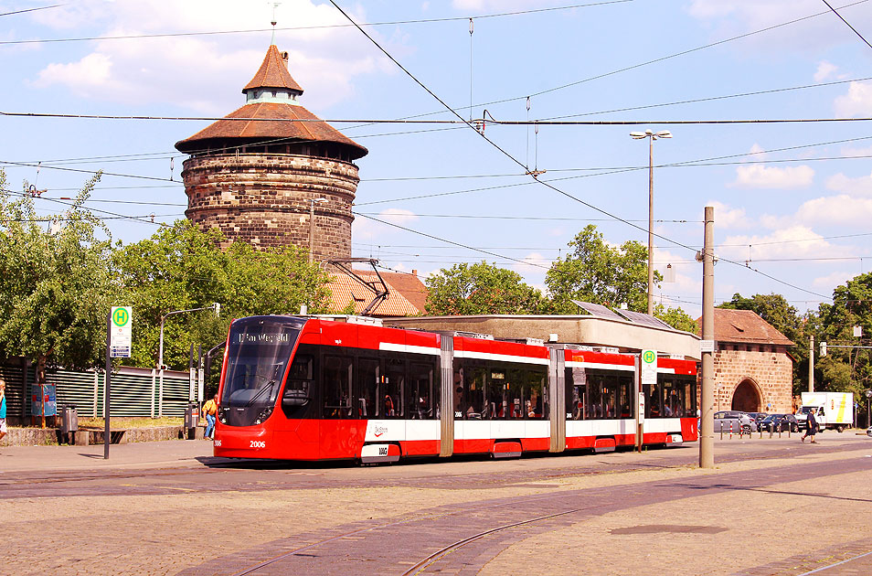Eine VAG Avenio Straßenbahn in Nürnberg am Plärrer