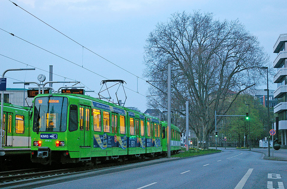 Die Stra&szlig;enbahn / Stadtbahn in Hannover an der Haltestelle Aegidentorplatz