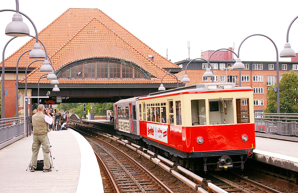 Die Haltestelle Mundsburg der Hochbahn UBahn in Hamburg