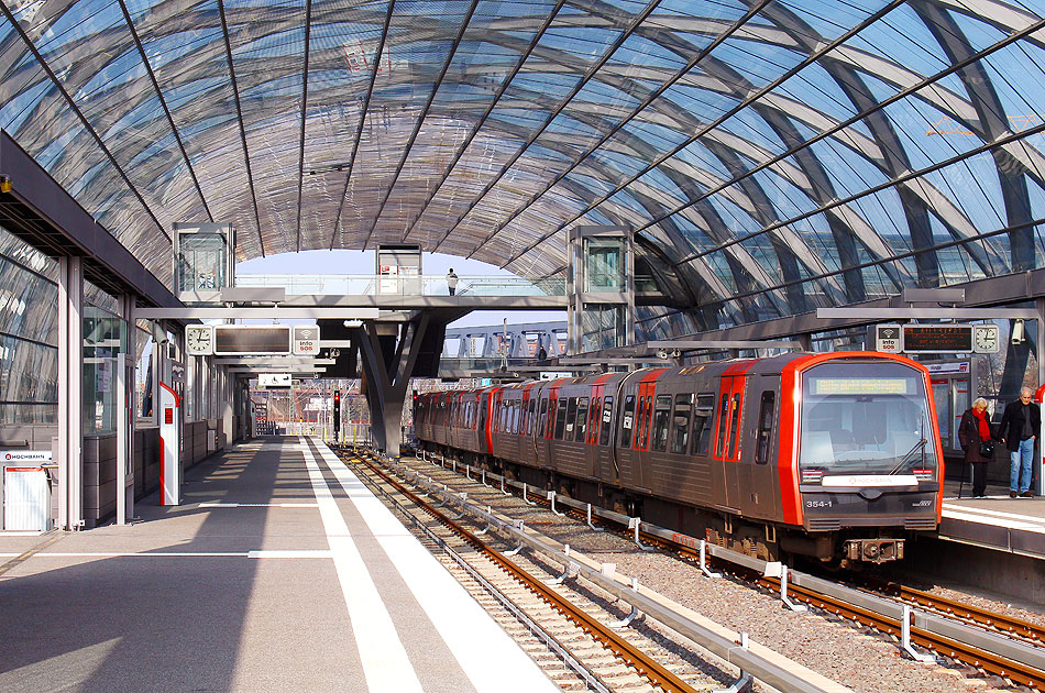 Ein Hochbahn DT5 in der Haltestelle Elbbrücken