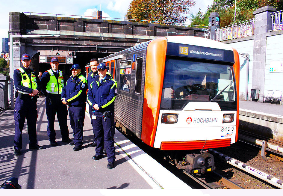 DB Sicherheit und Hochbahn-Wache im Bahnhof Landungsbrücken